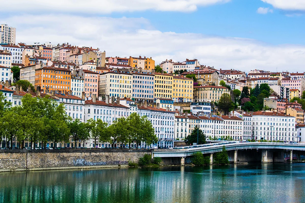 photo d'immeuble de la Croix-Rousse le long des quais de Lyon